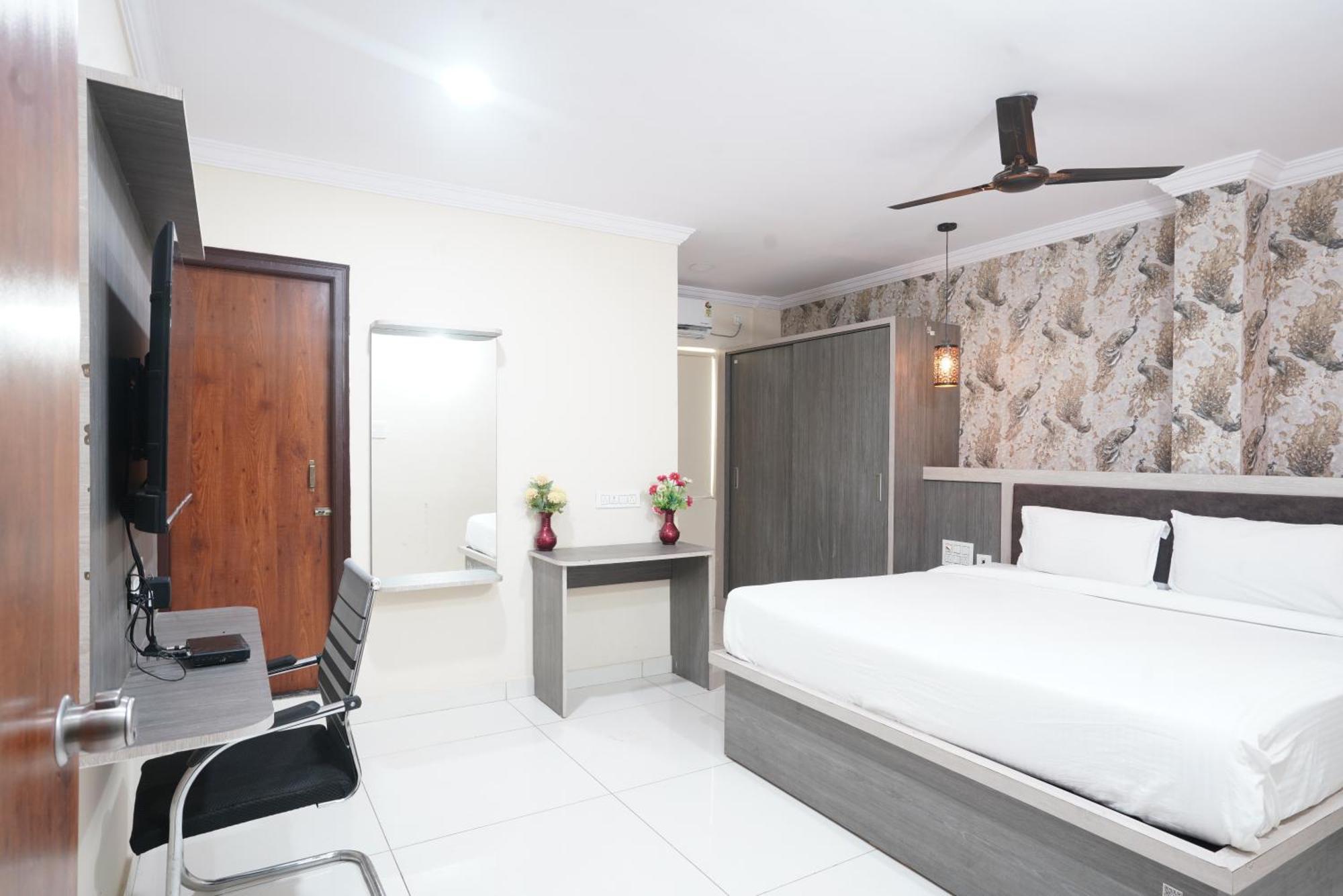 Hotel Blue Petals Shamshabad Exterior foto