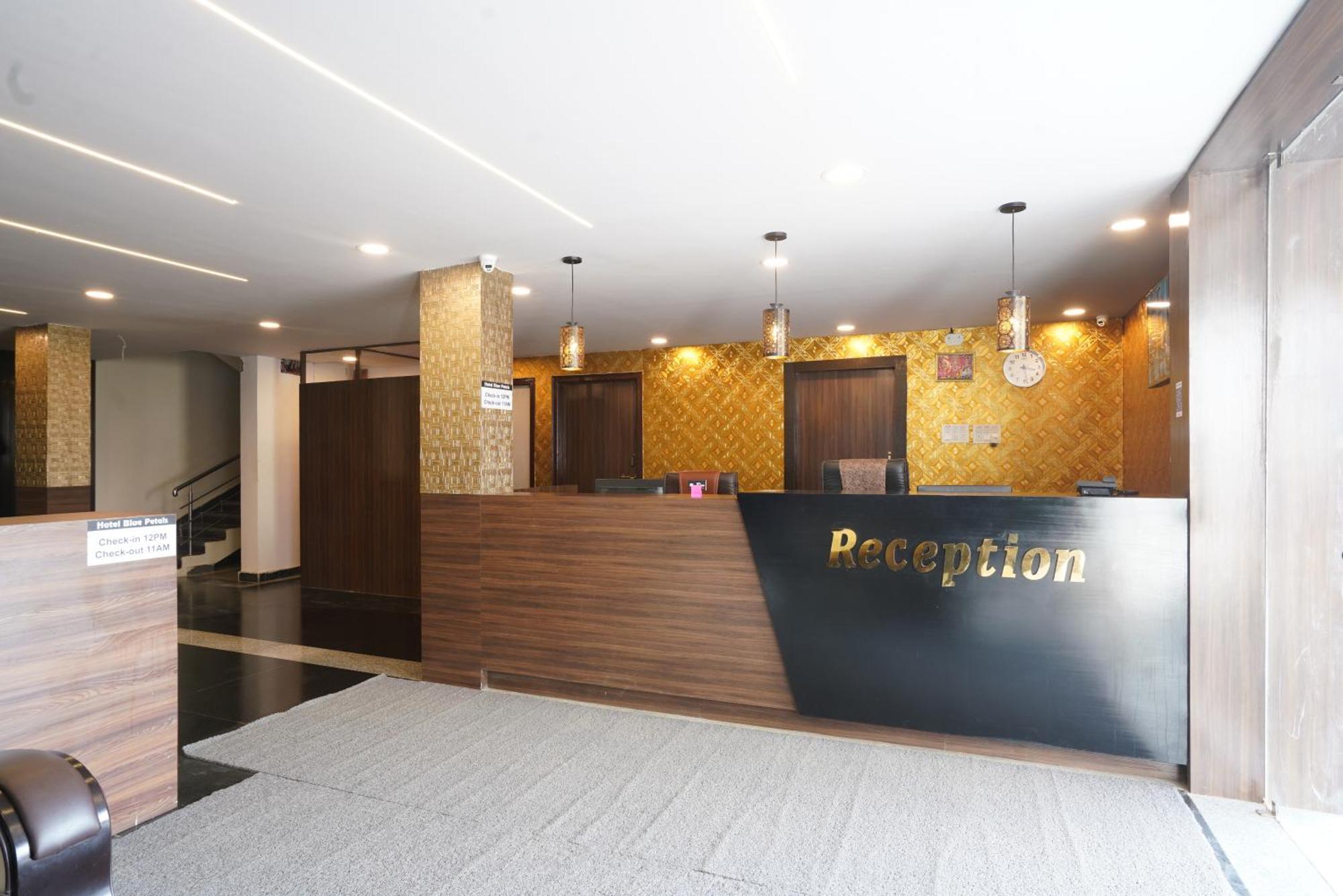 Hotel Blue Petals Shamshabad Exterior foto